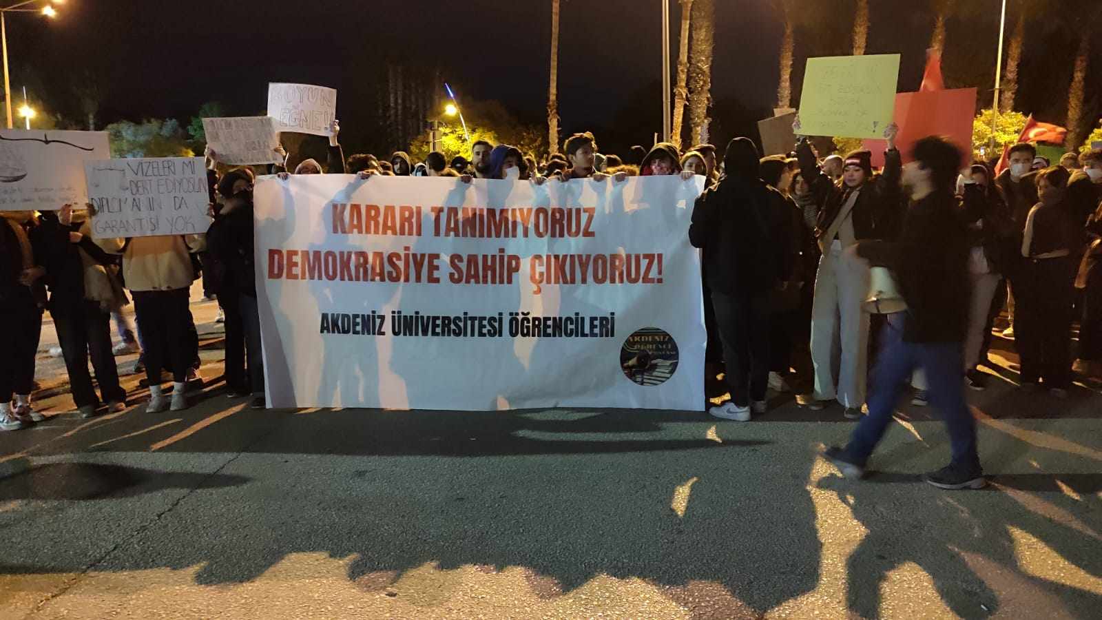 Akdeniz Üniversitesi’inde İmamoğlu protestosu