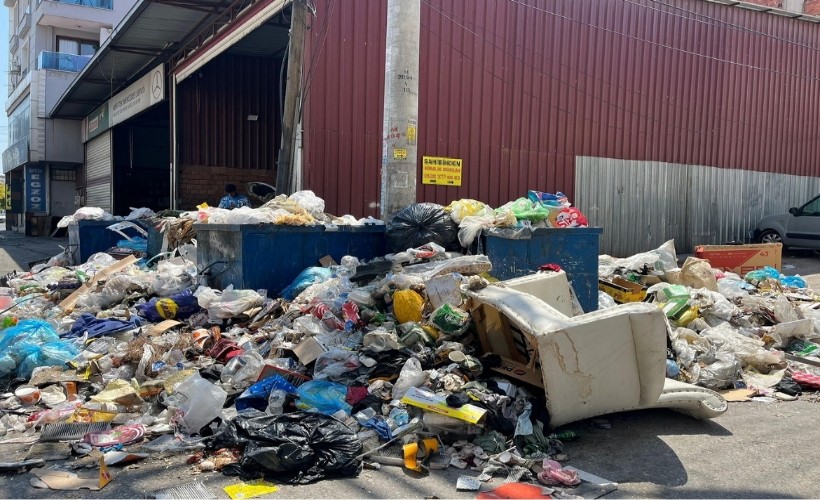 Toplanmayan çöpler İzmir’i zorluyor: Vatandaşlar isyan etti!