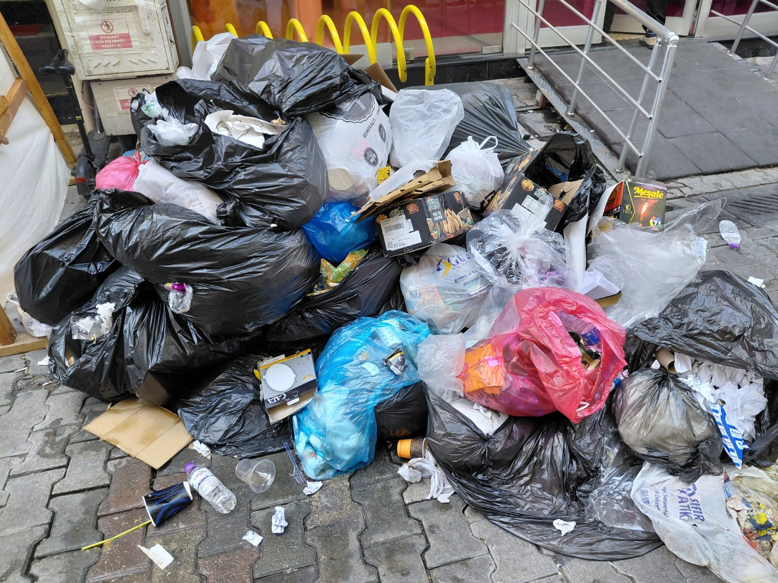 İzmir’de Çöp Krizi Büyüyor