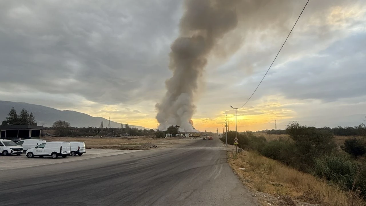 İzmir’de Çöp Aktarma Noktasında Korkutan Yangın