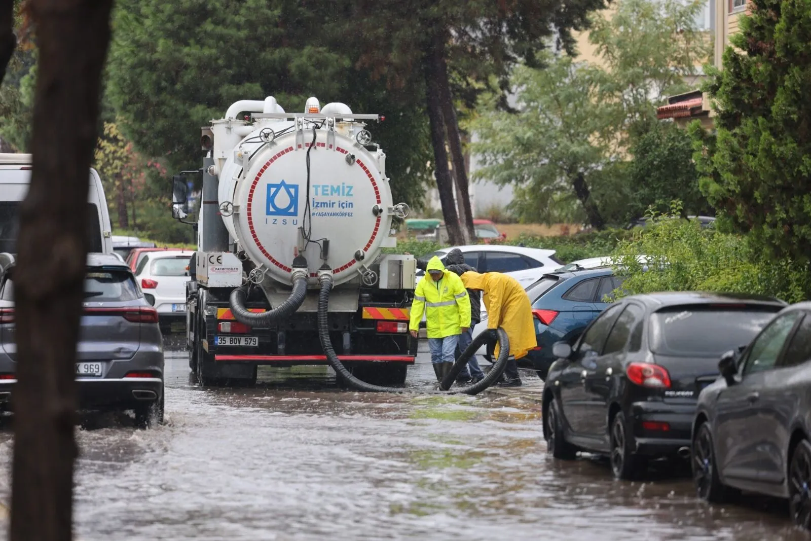 İzmir Yağışa Teslim: Sokak ve Yollarda Göller Oluştu