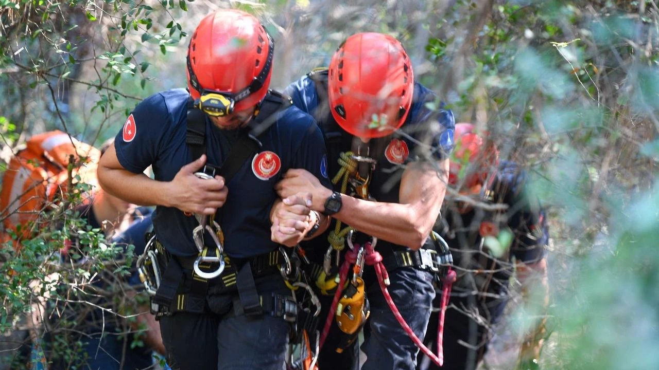 İzmir İtfaiyesi’nden Balçova Terapi Ormanları’nda Nefes Kesen Kurtarma Operasyonu