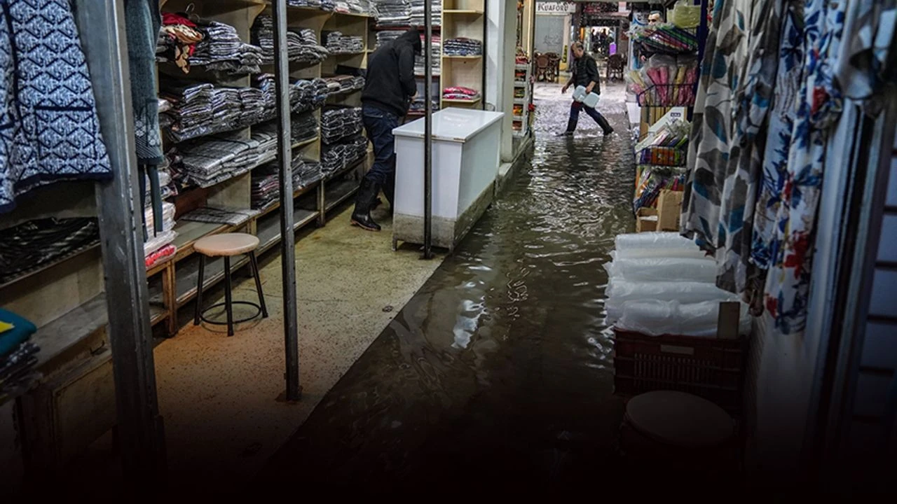 Tarihi Kemeraltı Çarşısı Yine Su Altında Kaldı