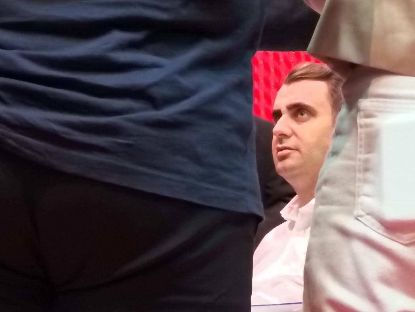 CHP İzmir İl Kongresi’nde Aday Çağatay Güç Kürsüde Bayıldı!