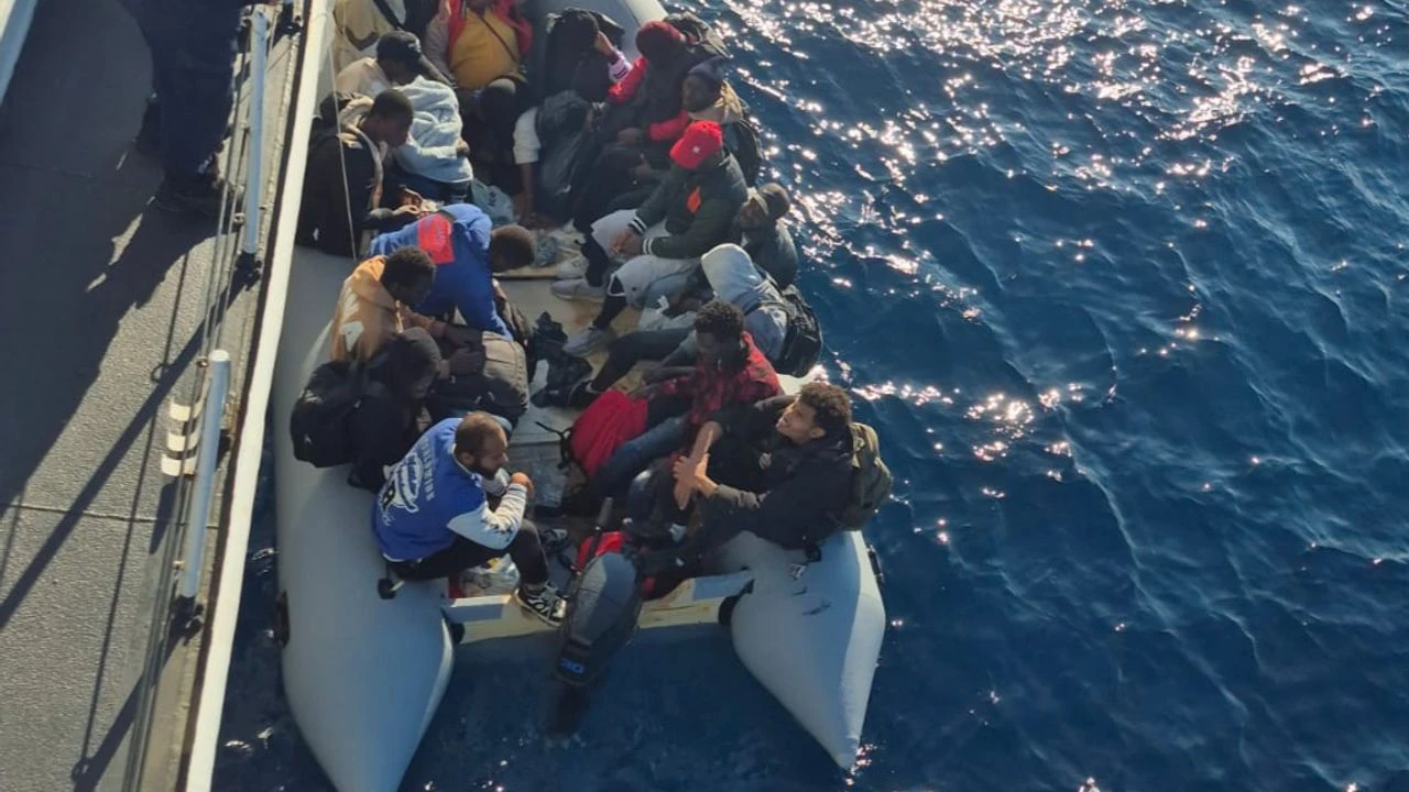 Dikili Açıklarında Göçmen Operasyonu: 17 Kişi Kurtarıldı