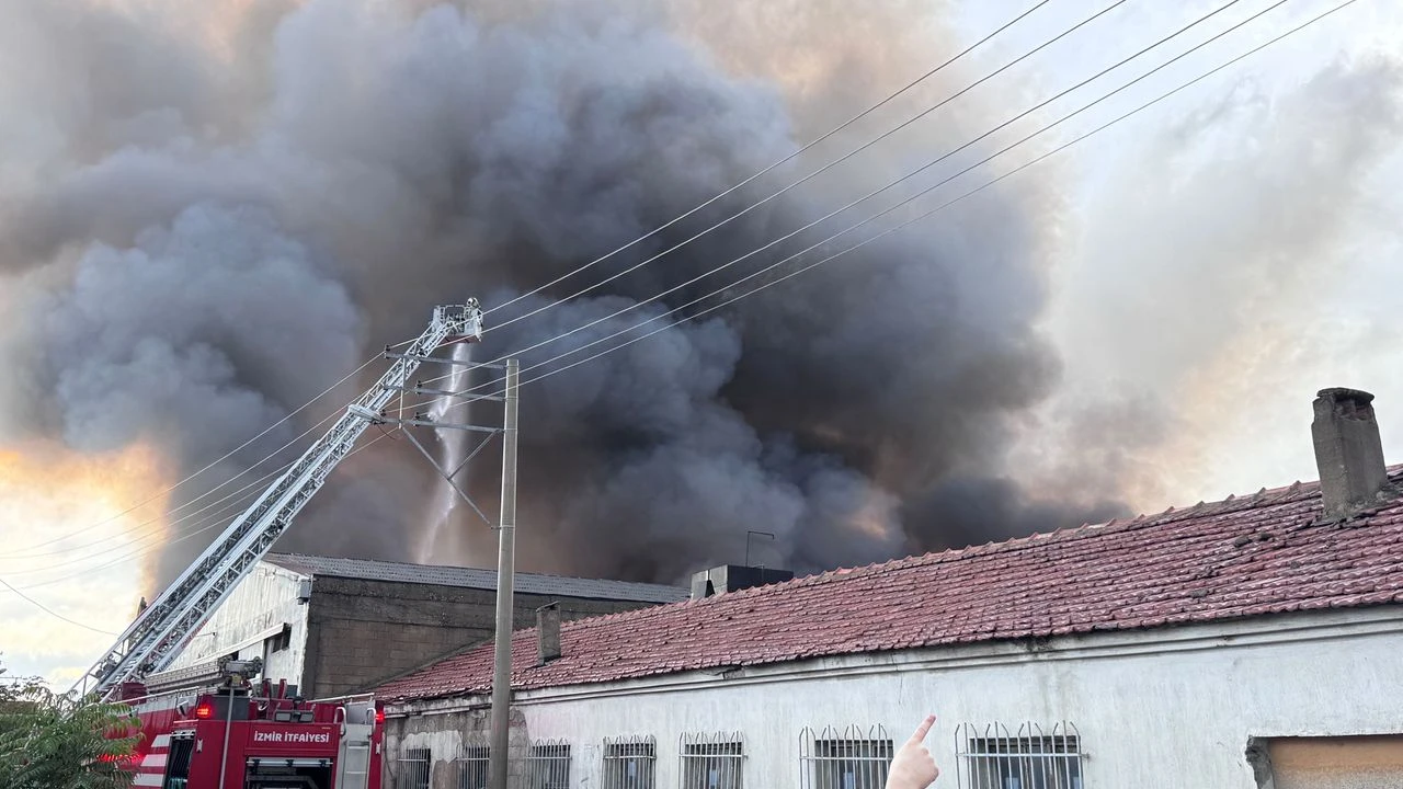 Bornova’da Depoda Yangın: Müdahale Devam Ediyor