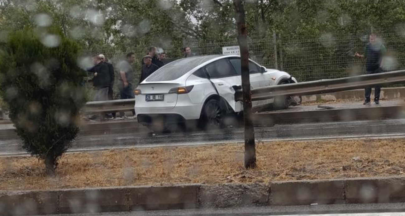 Eskişehir’de Tesla Bariyere Saplandı