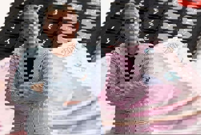 Ela Ekici, 2026 yılı için açıklanan asgari ücrete sert tepki gösterdi!