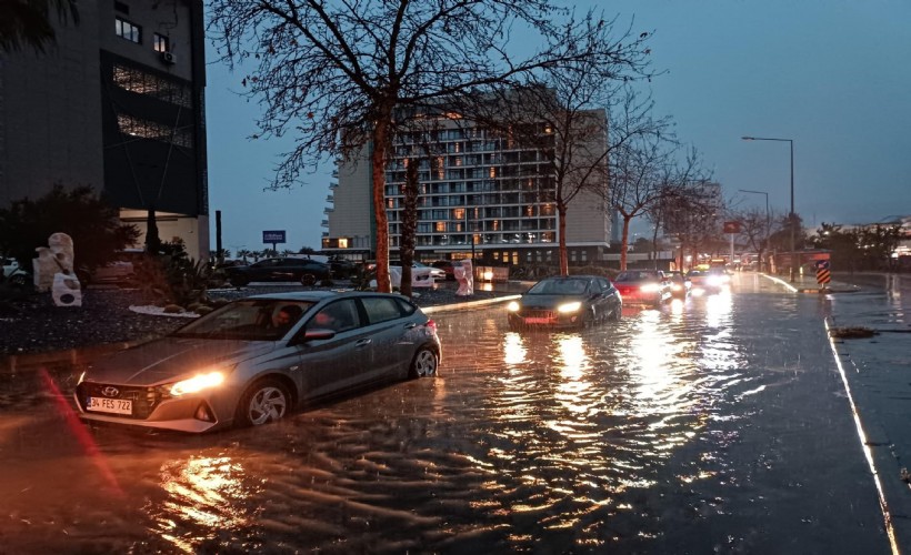 İzmir’i sağanak vurdu, manzara değişmedi!
