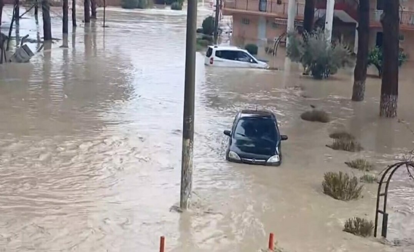 Tatil cenneti sular altında! Sel araçları sürükledi