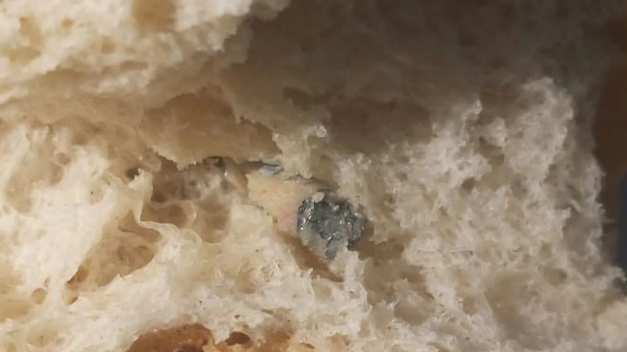 Fırından alınan ekmeğin içinden vida çıktı