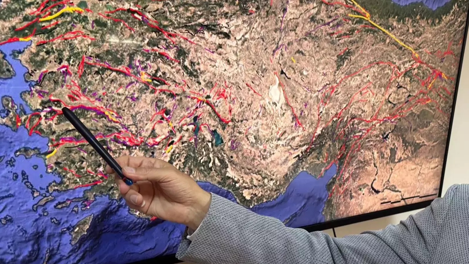 İzmir’de binlerce yıldır uyuyan fay uyandı sinyal veriyor