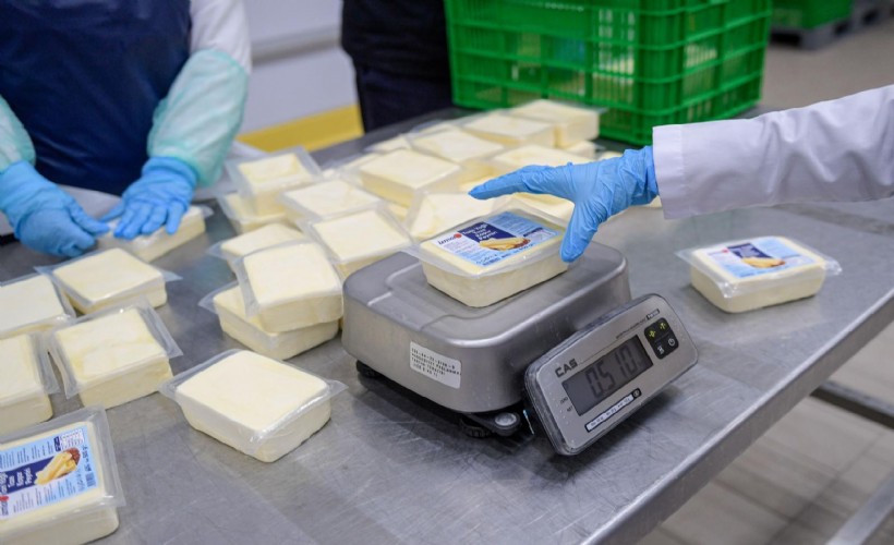 Büyükşehir’den halkın sofrasına destek: Kaşar peyniri piyasanın yarı fiyatına satışta!