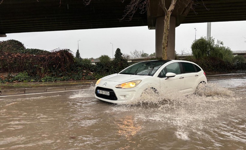 İzmir’i yine sağanak vurdu: Caddeler ve sokaklar bildiğiniz gibi!