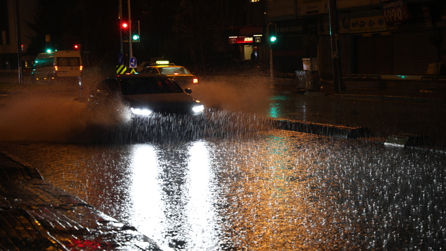 İzmir’i gene sağanak ve fırtına vurdu