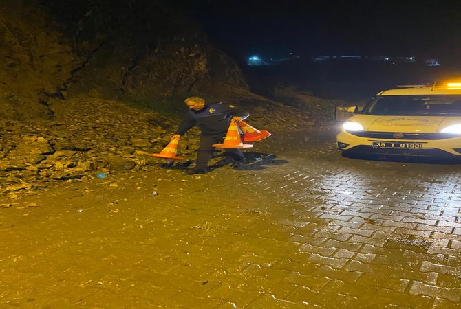 Tire’de sağanak yağış tehlike yarattı: Bir ev tahliye edildi