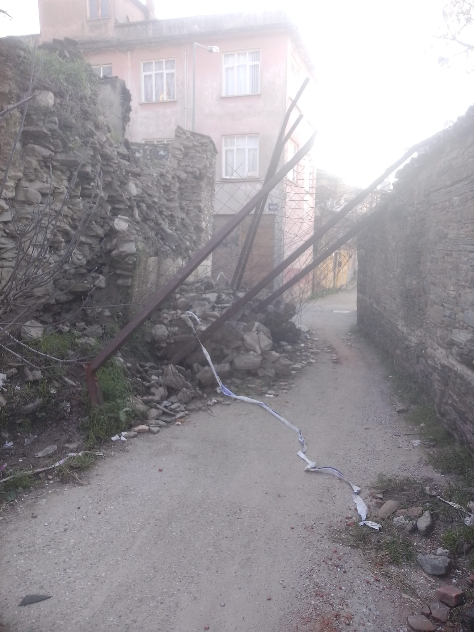 Tire Ertuğrul Mahallesi’nde Yıkılan Metruk Ev Yolu Kapattı Belediyeden Hâlâ Ses Yok