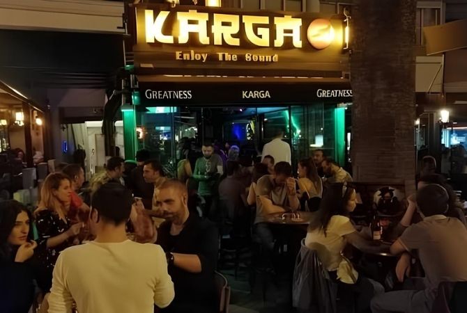 Karşıyaka’nın Küçük Sahnelerinde Gece Başka Akıyor: Karga Bar’ın Müzik Kültüründeki Yeri
