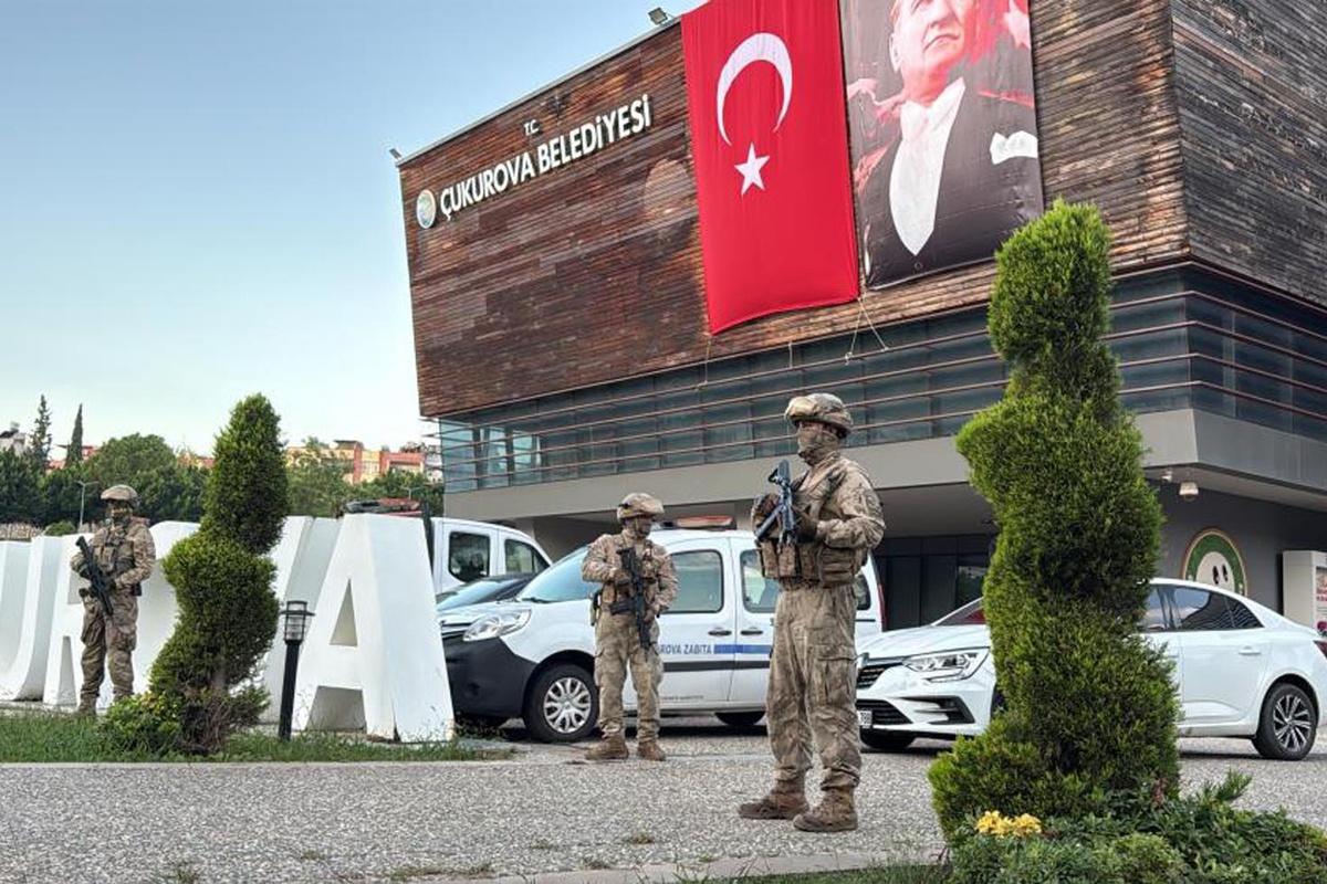 Çukurova Belediyesi’ne jandarma operasyonu! Çok sayıda gözaltı var